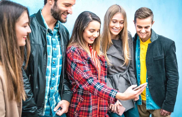 Millenial Friends Addicted Moment Using Mobile Smart Phones Los Jóvenes — Foto de Stock