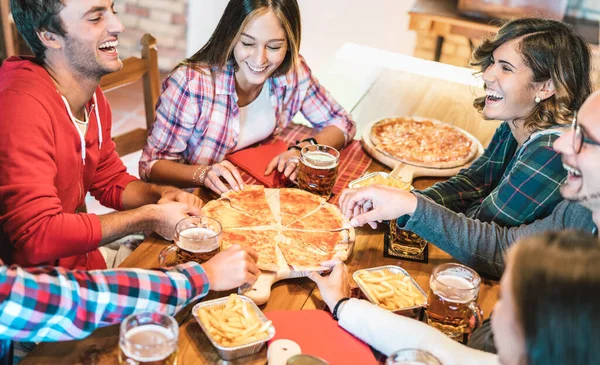 Teman Teman Muda Tertawa Tulus Sambil Makan Pizza Rumah Pada — Stok Foto