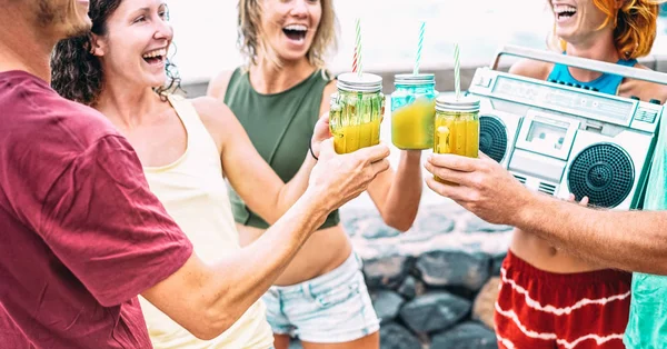 Jonge Vrienden Met Boombox Maken Feest Strand Zomer Festival Gelukkige — Stockfoto