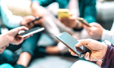 Cep telefonu kullanan kişilerin kapatılması - Arkadaşların sosyal medya ağında akıllı telefonlu fotoğrafları paylaşması - Teknoloji konsepti ve cep telefonu kültürü seçici sağ ele odaklı