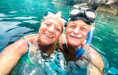 Dalgıç maskeli mutlu çift tropikal gezide selfie çekiyor - egzotik senaryolarda şnorkel deneyimi - yaşlı konsept ile aktif yaşlılar dünyayı geziyor - canlı filtre