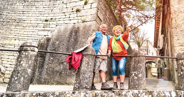 Oudere Gepensioneerde Echtpaar Echt Plezier San Marino Oude Stad Kasteel — Stockfoto