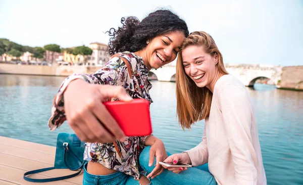 Novias Multiétnicas Tomando Selfie Parque Ciudad Juntas Concepto Amistad Con —  Fotos de Stock