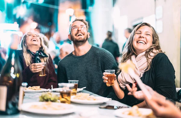 축제에서 백포도주를 마시는 친구들 청소년들이 식당에서 음식을 필터를 사용하는 방식에 — 스톡 사진