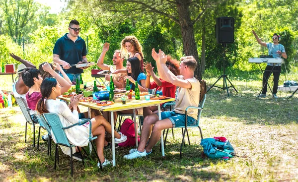 Glückliche Freunde Beim Gemeinsamen Grillen Vielrassige Jugendliche Beim Open Air — Stockfoto