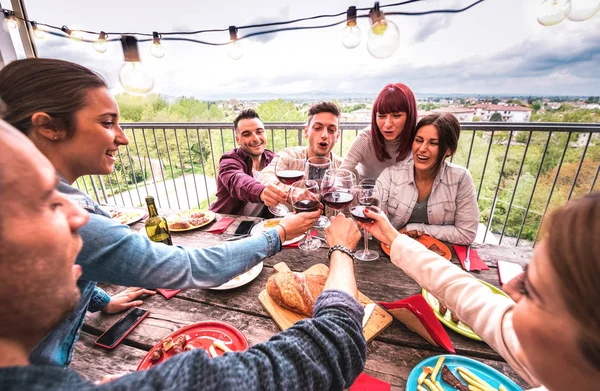 Vista Ângulo Largo Pessoas Felizes Torrando Vinho Tinto Juntos Festa — Fotografia de Stock