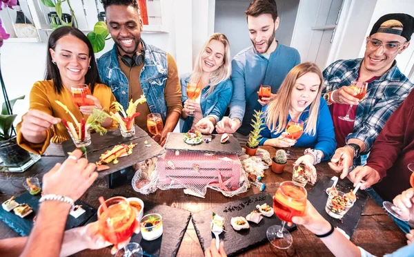 Friends Group Having Fun Pre Dinner Party Buffet Drinking Spritz — Stock Photo, Image