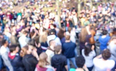 Halka açık alandaki bulanık kalabalık - Festivalde toplanan kadın ve erkeklerle sosyal toplanma konsepti - parlak karşıtlık filtresiyle soyut arkaplan kompozisyonu