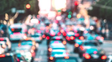 Yoğunluk saatinin bulanık arkaplanı çözünmüş arabalar ve genel araçlar - Los Angeles şehir merkezinde trafik sıkışıklığı kavramı ile soluk renkli Amerikan ikonik kenti Bokeh 'i