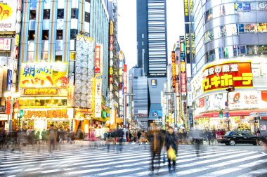 Tokyo - 2 Mart 2015: Kabuki 'nin merkez yolundaki yoğun saatlerde bulanık banliyö sakinleriyle günlük yaşam - Japon dilindeki ticari reklamları tarihi binalarda bulunan uluslararası başkent