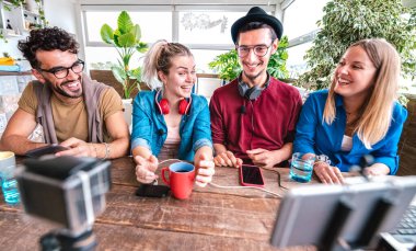 Dijital yerli arkadaşlar web telefonlu kamerayla yayın platformunda video paylaşıyorlar - Bin yıllık öğrencilerin sosyal medyada canlı yayın yaparken eğlendikleri içerik pazarlama kavramı - Canlı filtre