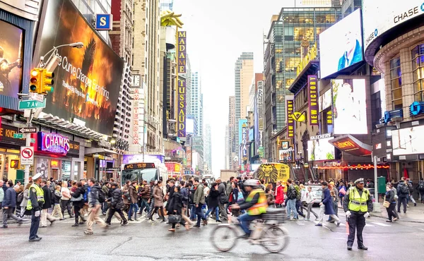Nueva York Marzo 2015 Gente Crisol Cruzando Calle Intersección Séptima —  Fotos de Stock
