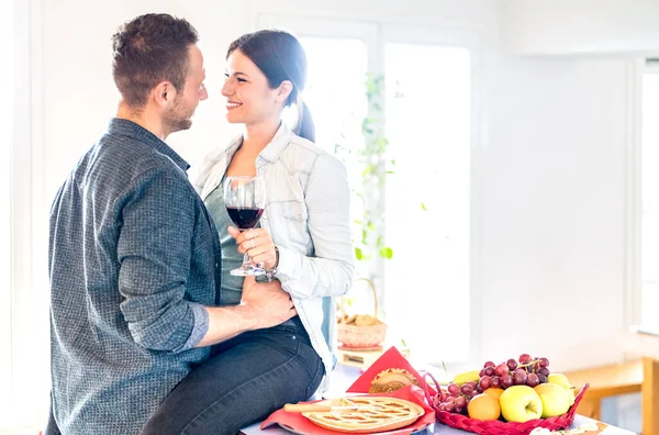 Genç Çift Mutfağında Hassas Bir Anda Kırmızı Şarap Içerken Mutlu — Stok fotoğraf