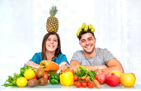 Mladý Pár Pózující Doma Kuchyni Zdravou Vegetariánskou Stravou Ovocem Love — Stock fotografie