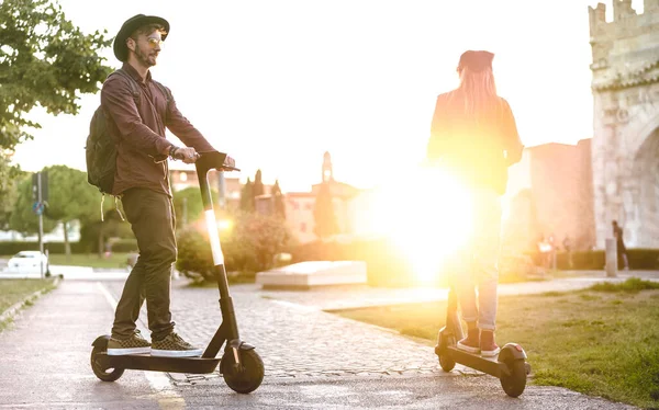 Pareja Moderna Usando Scooter Eléctrico Parque Ciudad Estudiantes Mileniales Montando —  Fotos de Stock