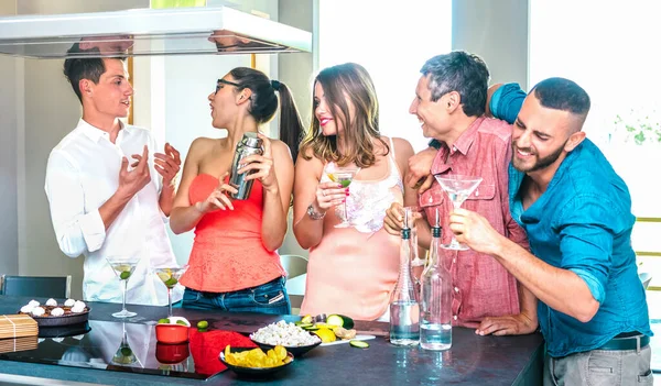 Grupo Amigos Divirtiéndose Bar Cócteles Casa Con Aperitivo Antes Cena — Foto de Stock