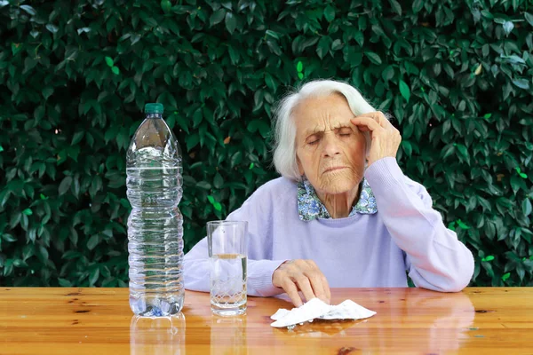 Retrato de una hermosa mujer de 90 años. Mujer anciana pensativa, con dolor de cabeza, con pensamientos, se siente mal, perdida en pensamientos, demencia, trastorno mental, frustrada. Mujer mayor de cerca . — Foto de Stock