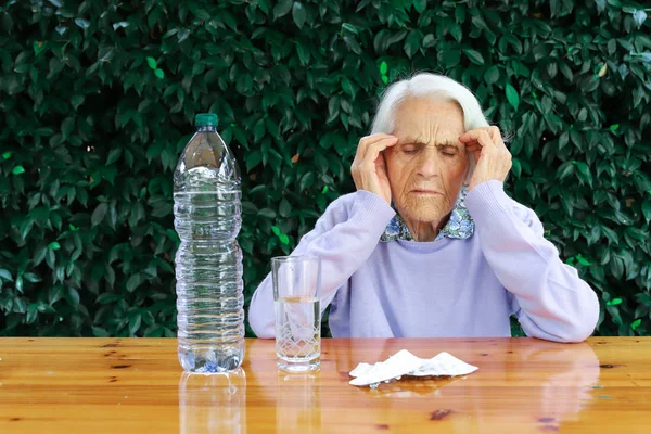 Retrato de una hermosa mujer de 90 años. Mujer anciana pensativa, con dolor de cabeza, con pensamientos, se siente mal, perdida en pensamientos, demencia, trastorno mental, frustrada. Mujer mayor de cerca . — Foto de Stock