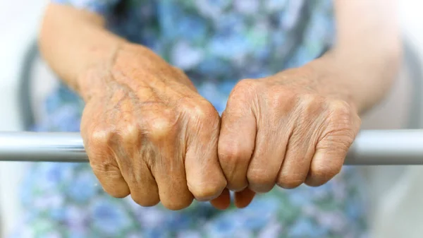 Old ladys hand. Elderly lady is waiting for help. Senior lady in retirement nursing home. Elderly, Aging concept — Stock Photo, Image