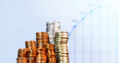 Avrupa sikkeleri beyaz arkaplanlı. Yatırım ve finansal konsept. Büyüyen kavram.
