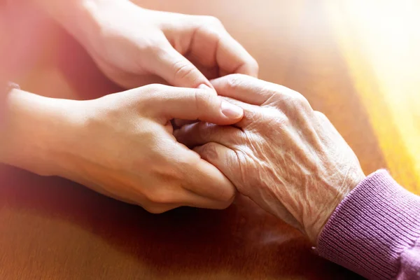 Mani di giovani donne adulte e anziane. Cura e concetto di anziani . — Foto Stock