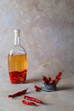 Şişe içinde taze biber ve alkol tentürü..