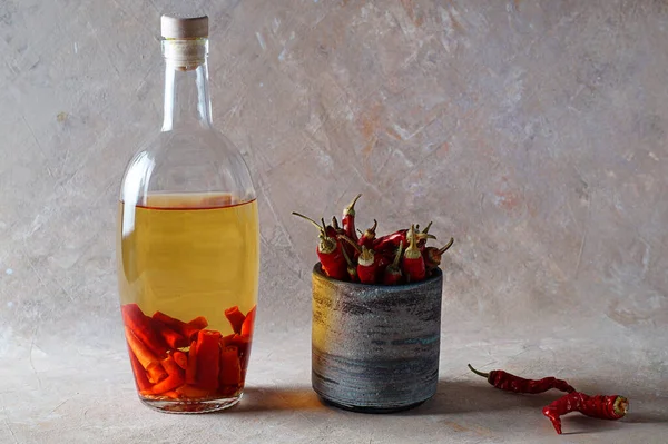 Tintura de pimenta vermelha e álcool fresca com ele, em uma garrafa . — Fotografia de Stock