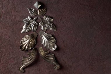 Noel alternatif Noel ağacı dekoratif metal elementlerden oluşur.