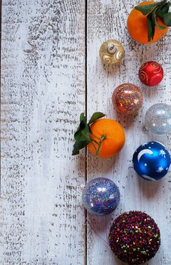 Noel süslemeleri ve mandalinalar.