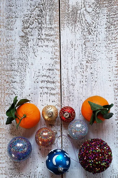 Decorações para as bolas de árvore de Natal e tangerinas frescas . — Fotografia de Stock