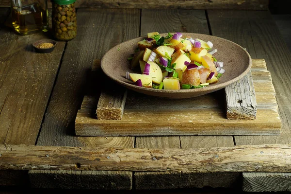 Salada de batata com molho de mostarda em estilo mediterrânico . — Fotografia de Stock