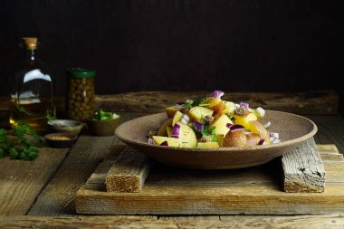 Akdeniz usulü hardal soslu patates salatası..