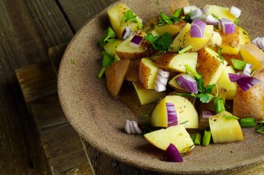 Dijon soslu patates salatası..