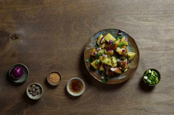 Salada de batata com molho de mostarda em estilo mediterrânico . — Fotografia de Stock