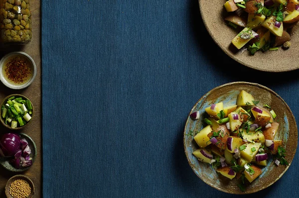 Salada de batata com molho Dijon e ingredientes . — Fotografia de Stock