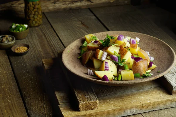 Salada de batata com molho de mostarda em estilo mediterrânico . — Fotografia de Stock