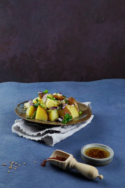 Salada de batata com molho de mostarda no Mediterrâneo . — Fotografia de Stock