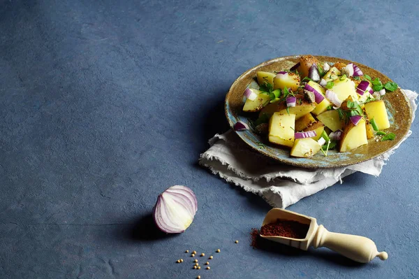 Salada de batata com molho de mostarda no Mediterrâneo . — Fotografia de Stock