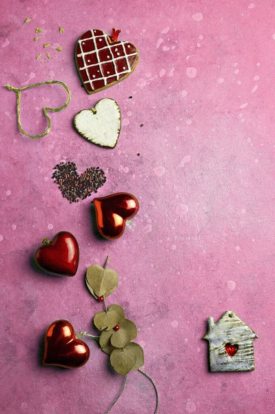 Zusammensetzung der Herzen aus verschiedenen Materialien für den Valentinstag. — Stockfoto