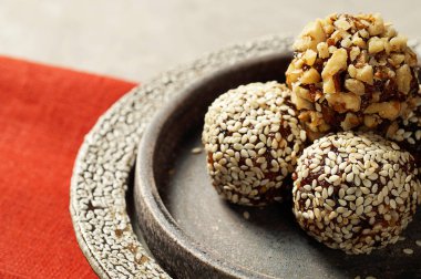 Enerji, yulaf ezmesi topları. Yakın plan..