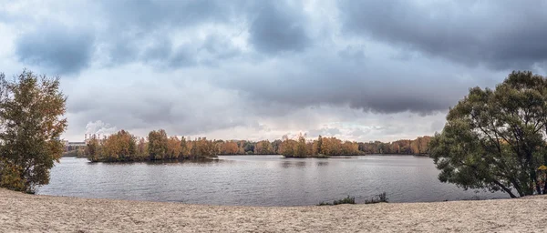 Una vista panorámica de otoño del distrito de Moscú de Strogino, el río, la playa y las pequeñas islas con los árboles —  Fotos de Stock