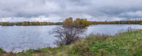 Outono. Panorama. Moscou, Strogino, o rio e as pequenas ilhas com as árvores — Fotografia de Stock