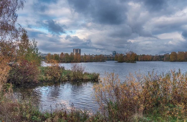 Goldener Herbst in Moskau, strogino Bezirk, spassky Rückstau, gewundene Küste und die Inseln — Stockfoto