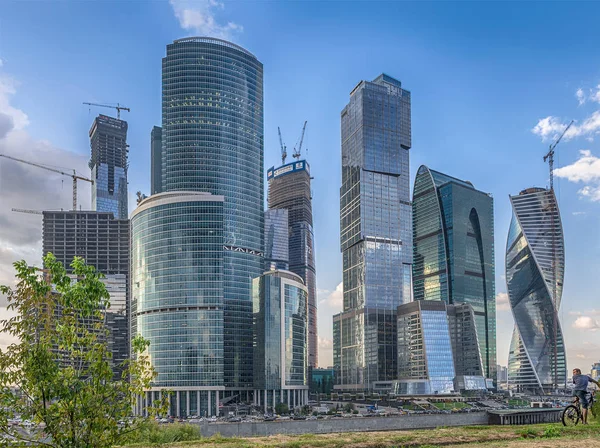 Moscow. August 5, 2014. A cyclist is looking at the international business business center "Moscow City" with the Taras Shevchenko embankment. — Stock Photo, Image