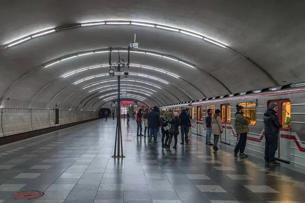 Georgia, Tiflis. 23 noviembre 2016. La estación de metro de Delisi (anteriormente llamado Victor Gotsiridze). La gente está esperando una parada de tren . — Foto de Stock