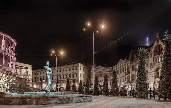 La Géorgie. Tbilissi. La statue de l'architecte Shota Kavlashvili sur le fond de la ville nocturne . — Photo