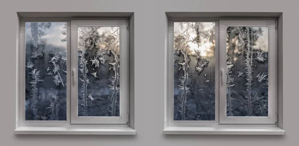 Dwa okna z lodowych mroźny wzór na szkle — Zdjęcie stockowe