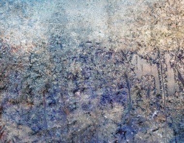 Pencere camına Frost desenleri ışıltı batan güneşin ışınları içinde olduğunu