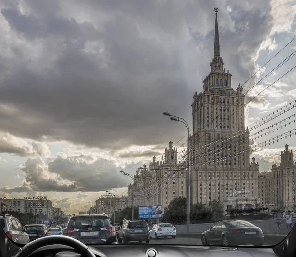 Вид изнутри автомобиля на движение автомобилей и отель "Radisson Royal" (гостиница "Украина" "). — стоковое фото
