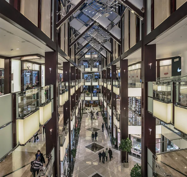 Moscovo. Os compradores estão no luxuoso centro comercial e de entretenimento "Vegas Crocus City Hall ." — Fotografia de Stock